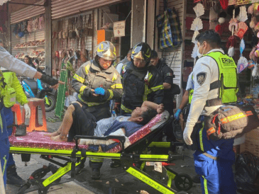 Paramédicos del Escuadrón de Rescate y Urgencias Médicas lo trasladaron de urgencia al hospital. SUN/Juan Carlos Williams