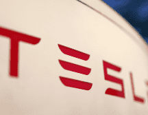 Las acciones de Tesla subieron 11% tras el cierre de la sesión del martes, pero han perdido más de 40% este año. AP