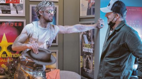 Ryan Gosling (“Colt Seavers”) y el director David Leitch en el set de “The Fall Guy”. CORTESÍA