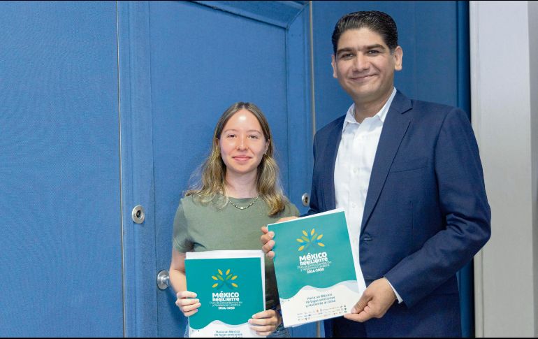 Santos Rizo también se comprometió a reforzar la zona del vestir en la colonia Constitución. ESPECIAL