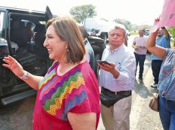 La aspirante bajó de su camioneta para estrechar la mano de los efectivos, quienes correspondieron el saludo. EFE