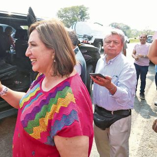 Se detiene para saludar a elementos de la Guardia Nacional en un retén