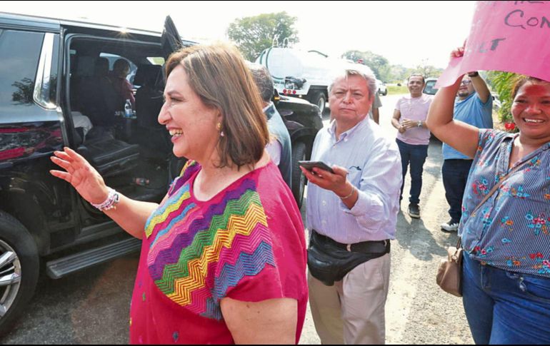 La aspirante bajó de su camioneta para estrechar la mano de los efectivos, quienes correspondieron el saludo. EFE