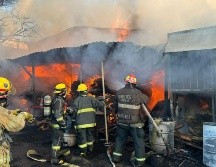 Elementos de bomberos de Tonalá, de Tlaquepaque y de Protección Civil y Bomberos del Estado combaten el siniestro. ESPECIAL/ Bomberos de Tonalá