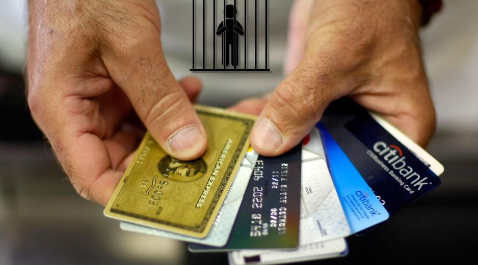 Algunas personas compran cosas con la tarjeta de crédito, pero luego se les vuelve imposible pagar. AFP / ARCHIVO