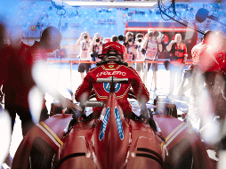 Tanto los coches SF-24, como los trajes de los pilotos Carlos Sainz y Charles Leclerc, tendrán detalles en dos tonos de azul que la marca utilizó durante la década de los 60 y hasta mediados de los 70. EFE / ESPECIAL, Ferrari