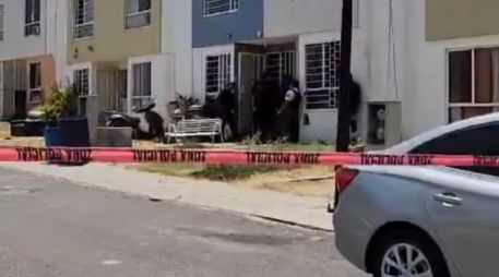 Policías municipales acudieron a uno de los departamentos ubicados en la zona tras recibir el reporte de una agresión en contra de una mujer. CORTESÍA