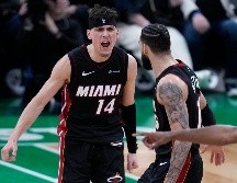 Tyler Herro (14), del Heat de Miami, festeja con Caleb Marin casi al final del juego. El escolta de Miami anotó 24 puntos. AP/C Krupa