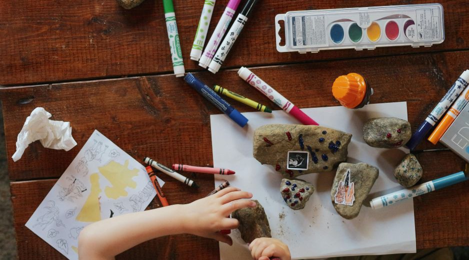 Convivir activamente con tus hijos es parte integral de su educación. Unsplash