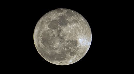 La Luna Llena Rosa vista desde el municipio de Santa Lucía, en Honduras EFE/G. Amador