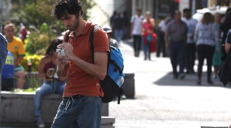 Más de alguna vez hemos escuchado una canción en una tienda, bar, discoteca o mientras caminamos por la calle y basta con utilizar alguna aplicación que nos permita identificar la canción en segundos. EL INFORMADOR / ARCHIVO