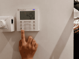 Al aparato tampoco debe darle el sol, es importante alejarlo de lámparas y evitar ponerlo en cuartos cercanos al que tenga la estufa, sala, comedor o cocina. EFE / ARCHIVO