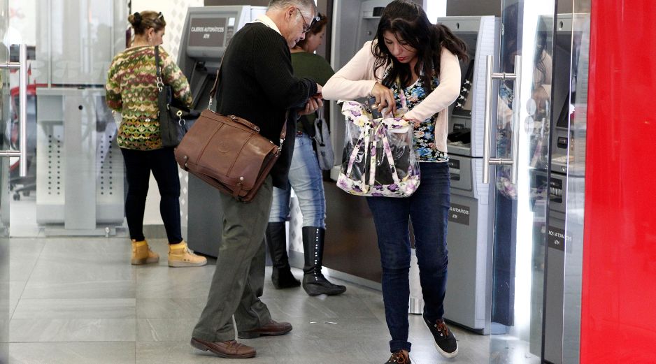 Los cajeros automáticos sí permanecerán abiertos para ofrecer servicio al público. EL INFORMADOR / ARCHIVO