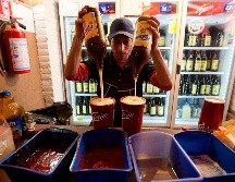 Consumir bebidas alcohólicas y fumar parece acelerar el proceso de mutación de las células, lo que provoca que el riesgo de desarrollar cáncer sea mayor. AP / ARCHIVO