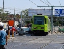 Se trató de un vehículo compacto de modelo antiguo, cuyo frente quedó destrozado debido al impacto. ESPECIAL
