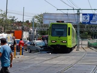 Se trató de un vehículo compacto de modelo antiguo, cuyo frente quedó destrozado debido al impacto. ESPECIAL