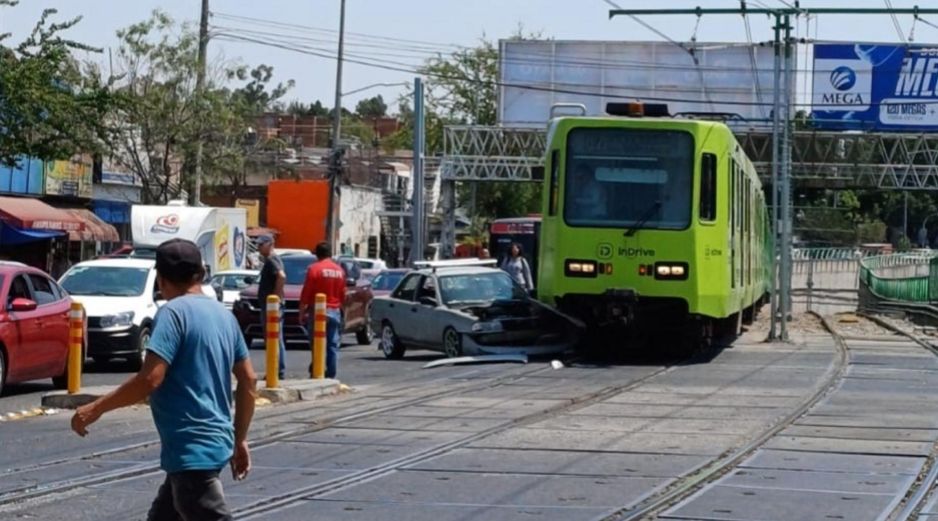 Se trató de un vehículo compacto de modelo antiguo, cuyo frente quedó destrozado debido al impacto. ESPECIAL