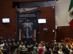 La lona apareció minutos antes de la sesión y la senadora del PAN, Lily Téllez, posó con un escapulario en la mano. SUN/ /C. Mejía.