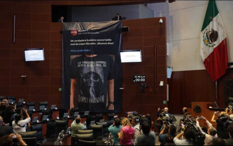 La lona apareció minutos antes de la sesión y la senadora del PAN, Lily Téllez, posó con un escapulario en la mano. SUN/ /C. Mejía.