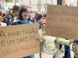 Simpatizantes se reunieron frente a la sede del Partido Socialista en Madrid. EFE