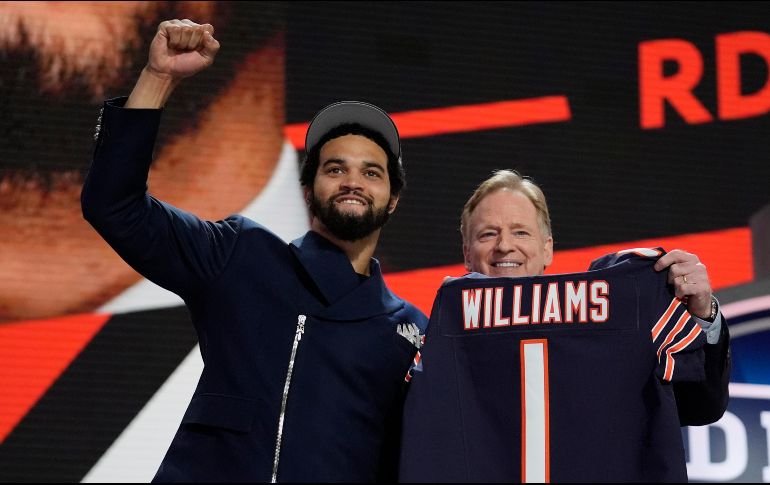 Caleb Williams (izq.) fue seleccionado por los Bears de Chicago, quienes apuestan todo por este joven pasador. AP/J. Roberson
