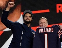 Caleb Williams (izq.) fue seleccionado por los Bears de Chicago, quienes apuestan todo por este joven pasador. AP/J. Roberson