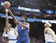 Joel Embiid (der.) maniató a los Knicks para acercar a los 76ers en la eliminatoria, aún a favor de los Knicks 2-1. AFP/T. Nwachukwu