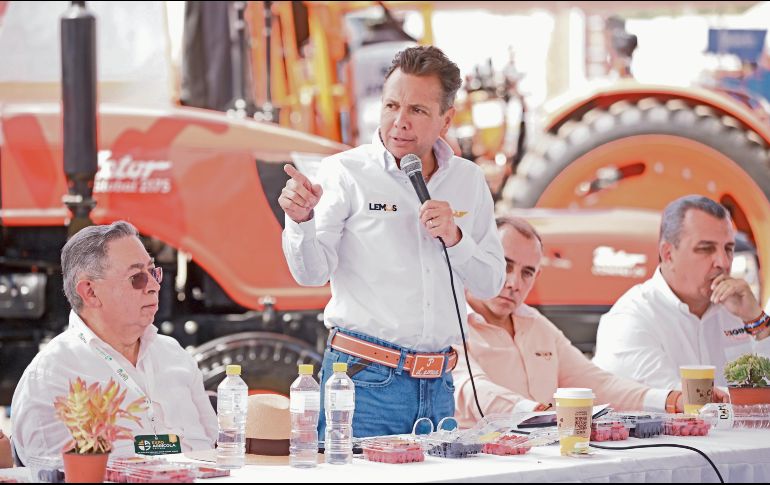 Lemus se comprometió a entregar cosechadoras en verde y desmenuzadoras. ESPECIAL