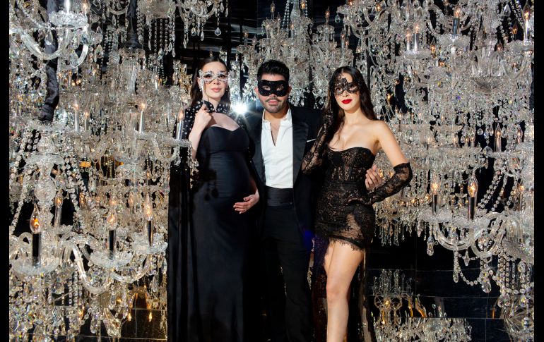 Julissa Félix con Henry y Cinthia León. CORTESÍA