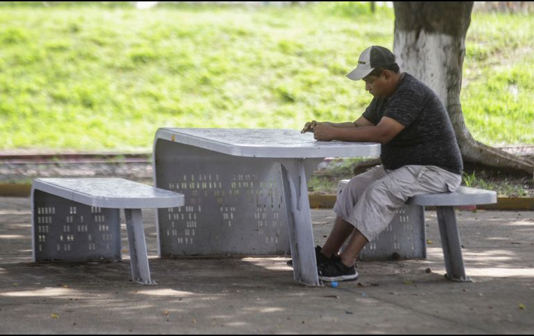 Los pies deben quedar bien apoyados en el suelo: no colgando, ni con las piernas estiradas, de modo que tanto las rodillas como las caderas formen un ángulo de 90 grados. EL INFORMADOR / ARCHIVO