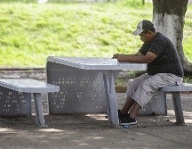 Los pies deben quedar bien apoyados en el suelo: no colgando, ni con las piernas estiradas, de modo que tanto las rodillas como las caderas formen un ángulo de 90 grados. EL INFORMADOR / ARCHIVO