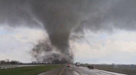 Impresionante imágenes deja el tornado en Nebraska. X / @updatecharts