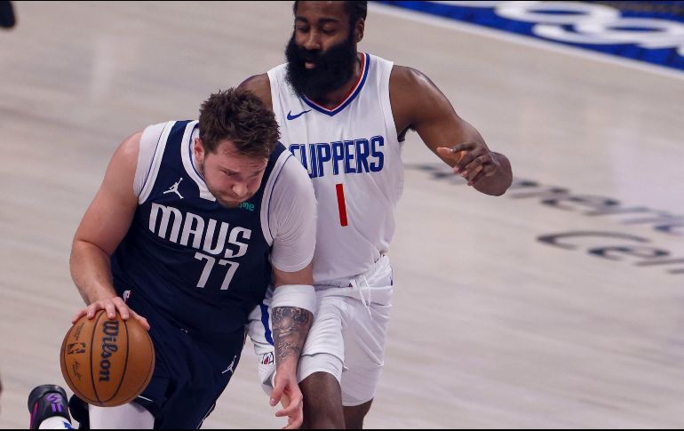 Luka Doncic (izq.) eclipsó a los Clippers para darle la ventaja de 2-1 en la serie a los Mavericks. AP/A. Davis