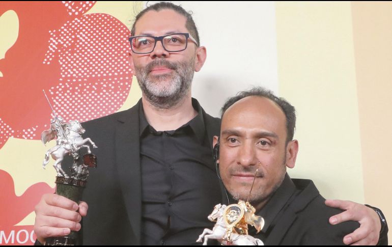 El guionista Alfredo Mendoza y el director Miguel Salgado posan con sus estatuillas. EFE