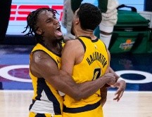 Tyrese Haliburton (0) es abrazado por su compañero el alero Aaron Nesmith (23) luego de encestar el tiro ganador. AP/M. Conroy