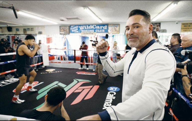 Óscar de la Hoya apuntó que “Canelo” Álvarez ya no pega con la misma intensidad. AFP/K. Djansezian