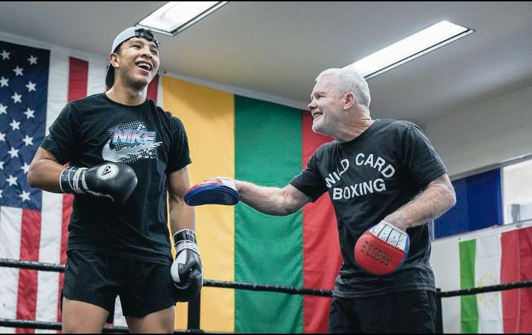 Jaime Munguía señala que trabajar al lado de Freddie Roach (der.) lo ha llevado a otro nivel. ESPECIAL