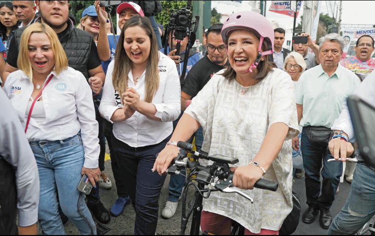 Aunque la candidata opositora tenía previsto pegar calcas en la alcaldía Benito Juárez, no pudo hacer ninguna ante la concurrencia en el punto de encuentro. EL UNIVERSAL