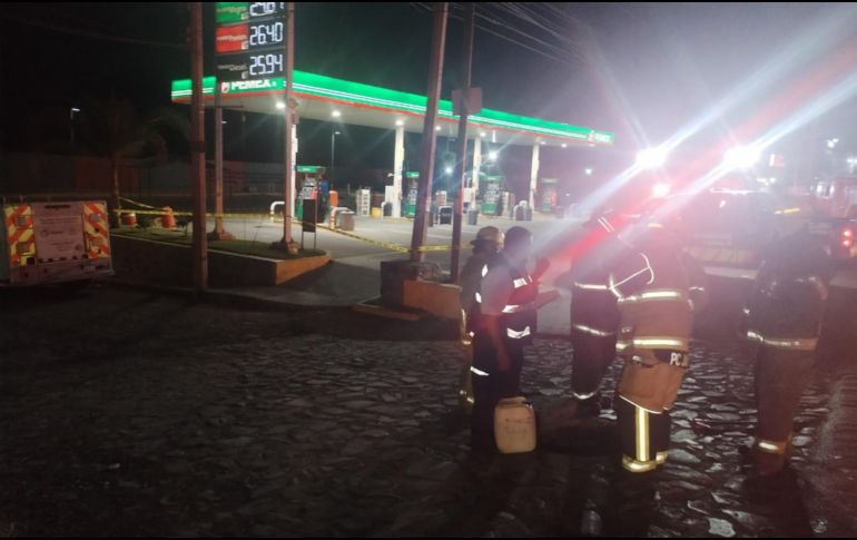 Bomberos intervienen en el alcantarillado para controlar la situación. X/PCJalisco