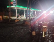 Bomberos intervienen en el alcantarillado para controlar la situación. X/PCJalisco