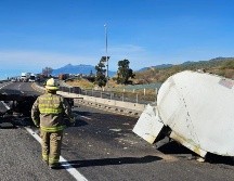 Esta mañana se registró una volcadura de una pipa con capacidad de 20 mil litros cargada con combustible. ESPECIAL