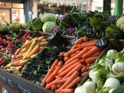 La fibra que esta verdura aporta a nuestro cuerpo colabora con la absorción de nutrientes y mejora el tránsito intestinal. ESPECIAL / Foto de Kate Asplin en Unsplash