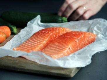 Los pescados grasos como el salmón, la caballa y las sardinas son una fuente abundante de vitamina D. Unsplash.