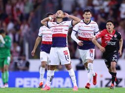El festejo de Hernández ocasionó la molestia de Idekel Domínguez, que tuvo que ser interceptado por Orozco Chiquete. CORTESÍA/Chivas