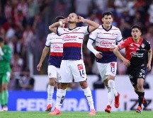 El festejo de Hernández ocasionó la molestia de Idekel Domínguez, que tuvo que ser interceptado por Orozco Chiquete. CORTESÍA/Chivas