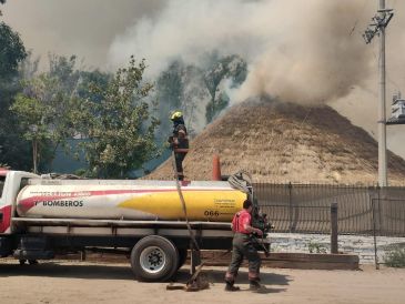 Para lograr contener el incendio solicitaron el apoyo de las cuadrillas de bomberos municipales de Tlajomulco y de Tlaquepaque quienes acudieron para apoyar las actividades de enfriamiento de pastizales aledaños. CORTESÍA