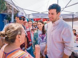 El candidato a primer edil estuvo en el tianguis de La Experiencia. ESPECIAL