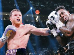 Saúl Álvarez realizó una defensa exitosa de sus cuatro títulos en su más reciente pelea ante Jermell Charlo. AFP