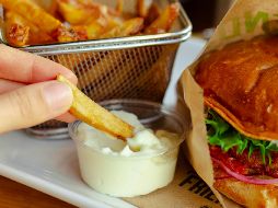 Consumir demasiada en su alimentación incrementa su riesgo de padecer enfermedades cardíacas. UNSPLASH / K8