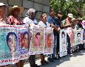 El pasado viernes, los padres de los 43 estudiantes desaparecidos marcharon e instalaron un plantón en el Zócalo de la Ciudad de México, que se retirará el 1 de mayo, para exigir justicia y el esclarecimiento del caso. SUN/ V. Rosas.
